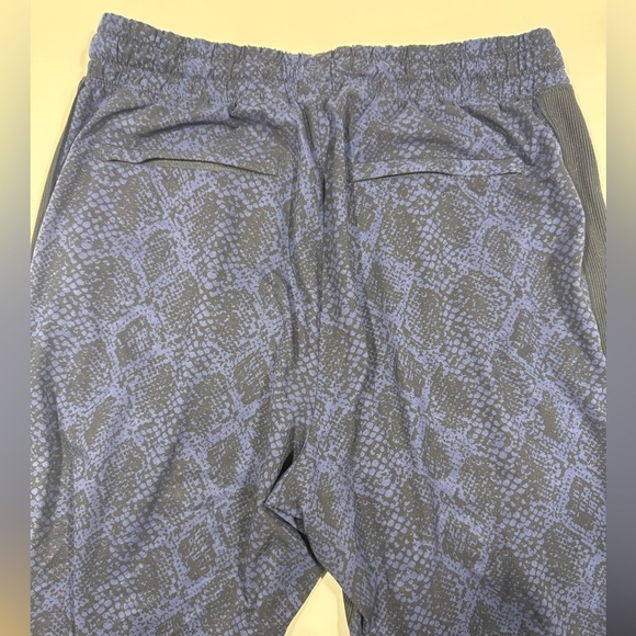 Women’s Athleta Snakeskin Print Cuffed Brooklyn Jogger Pants Size 4 EUC - Picture 9 of 14